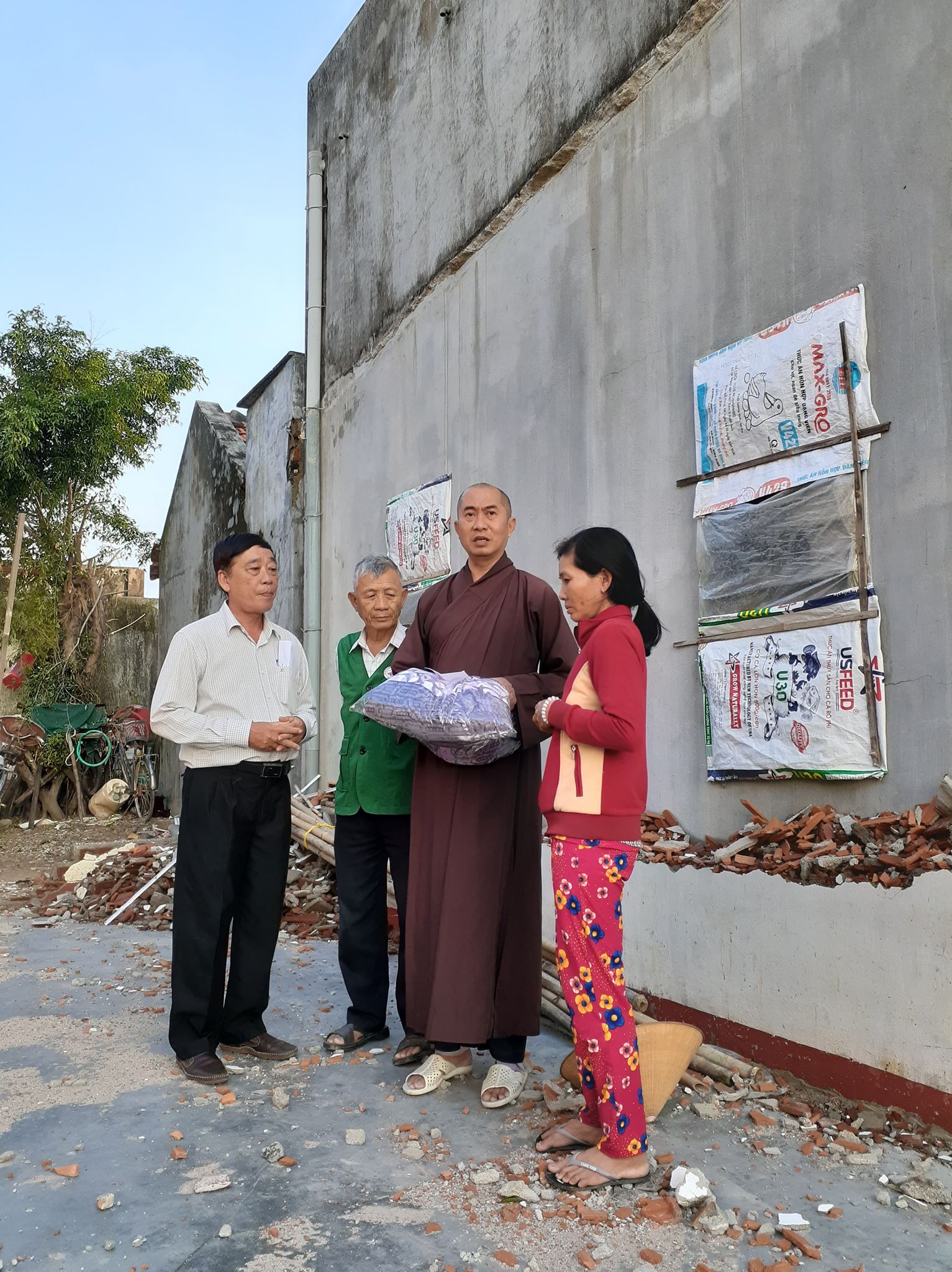 Ban Từ thiện xã hội Phật giáo tỉnh cứu trợ bão lụt.